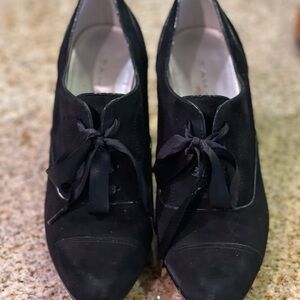 Elegant Black Women's Shoes Tahari